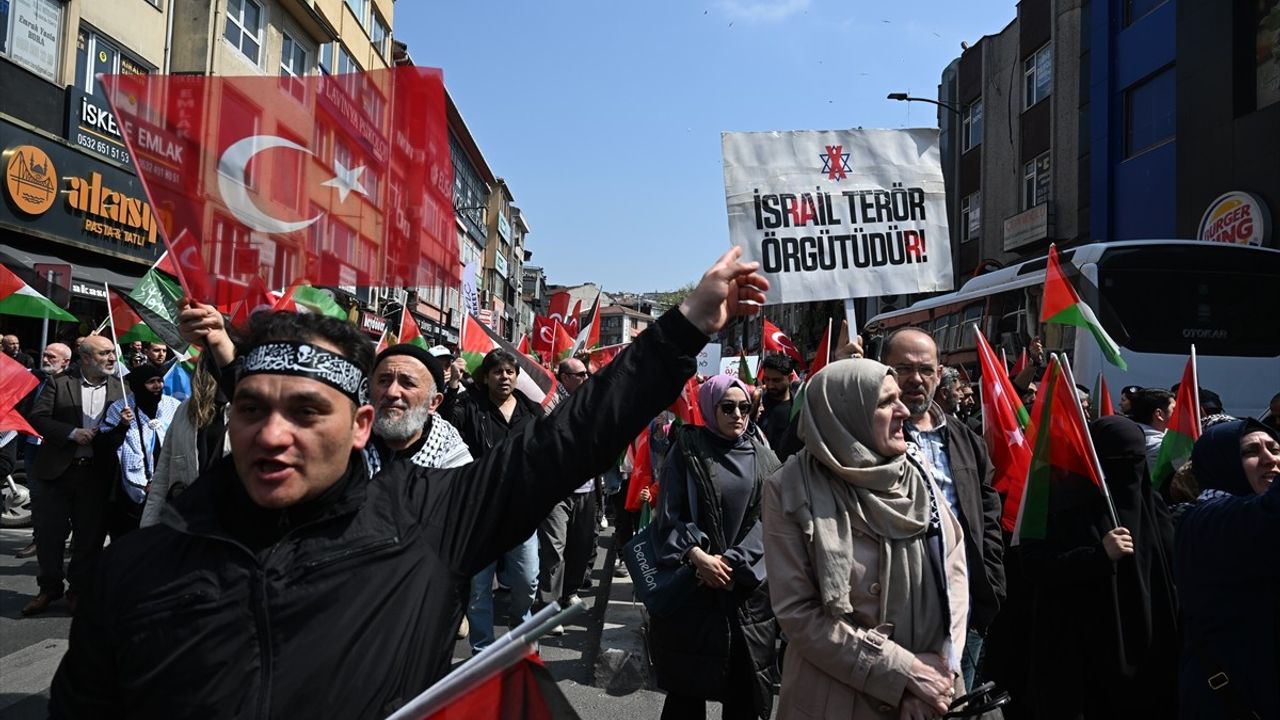 İHH'nın 'Gazze Ölüyor Ayağa Kalk' Yürüyüşü Üsküdar'da Başladı