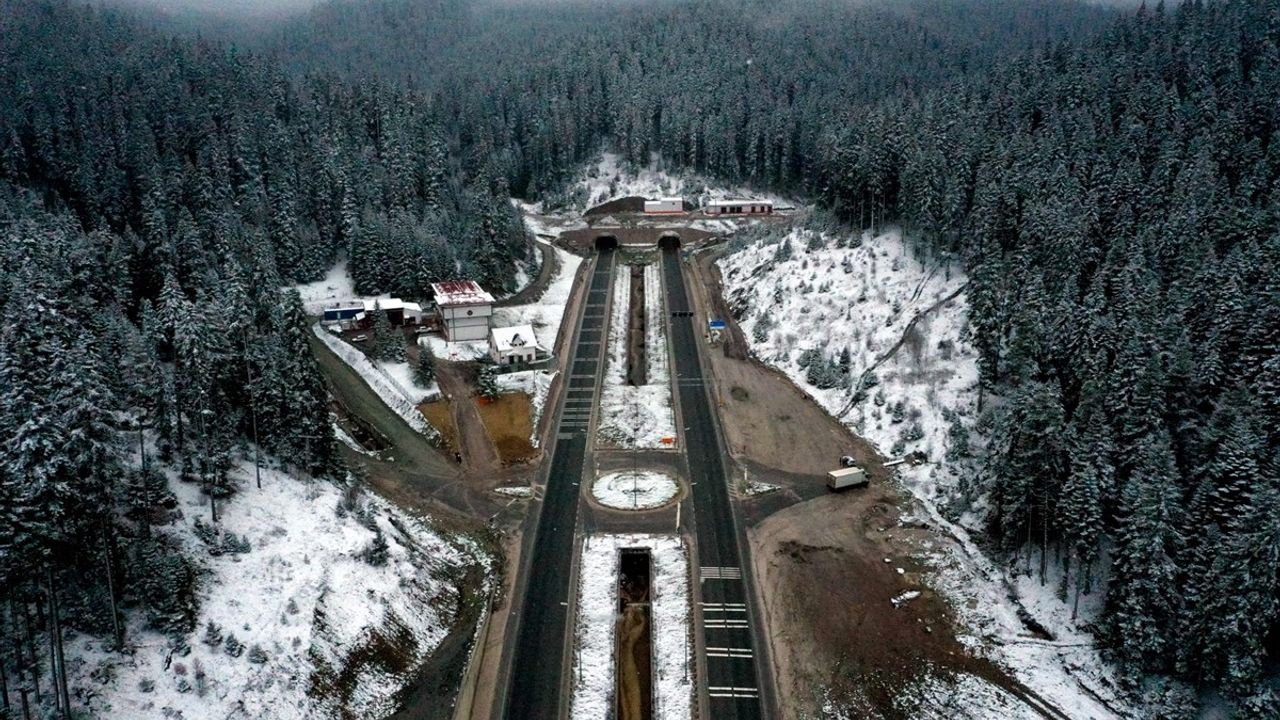 Ilgaz Dağı'nda Etkili Kar Yağışı ve Sis Manzarası