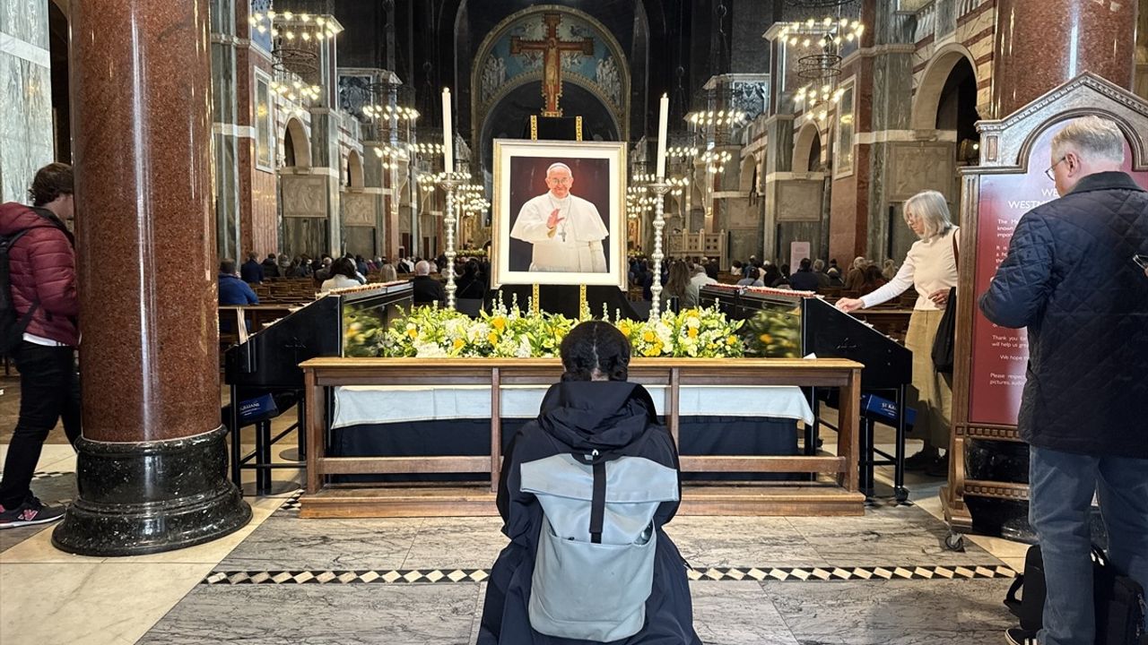 İngiltere'deki Katolikler, Papa Franciscus İçin Kiliselere Akın Etti
