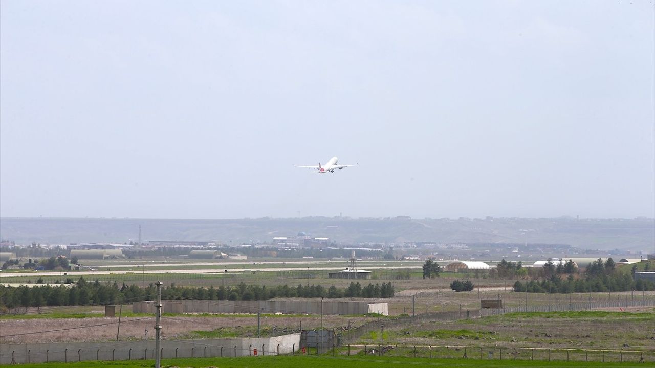 İngiltere'den Hindistan'a Giden Uçak, Diyarbakır'a Acil İniş Yaptı