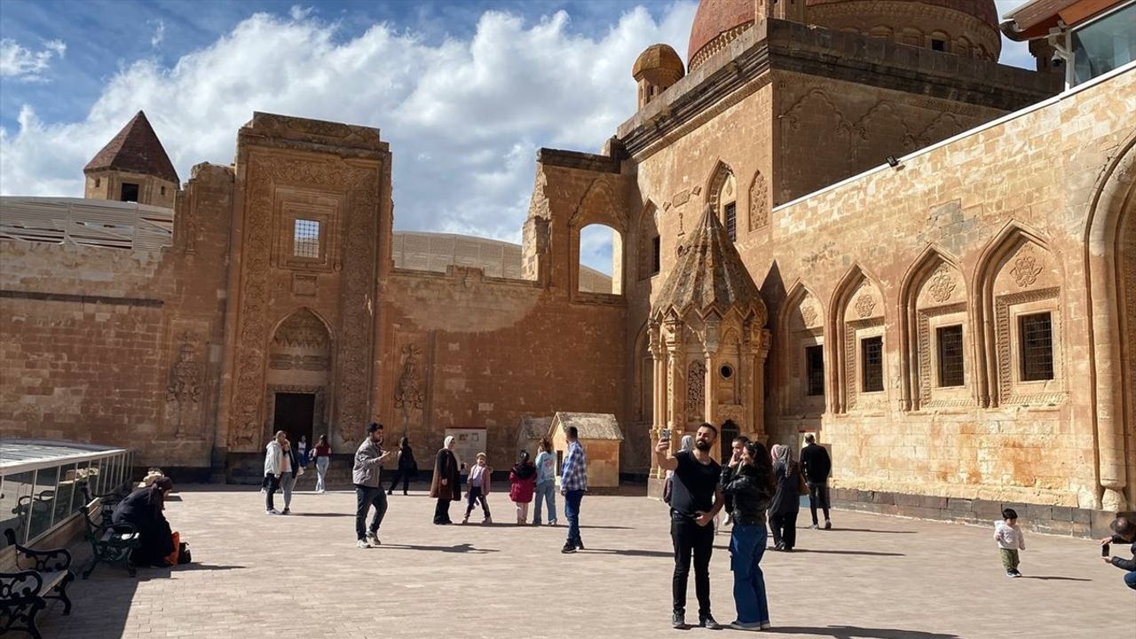 İshak Paşa Sarayı, Bayram Tatilinde 17 Bin Ziyaretçiyi Ağırladı