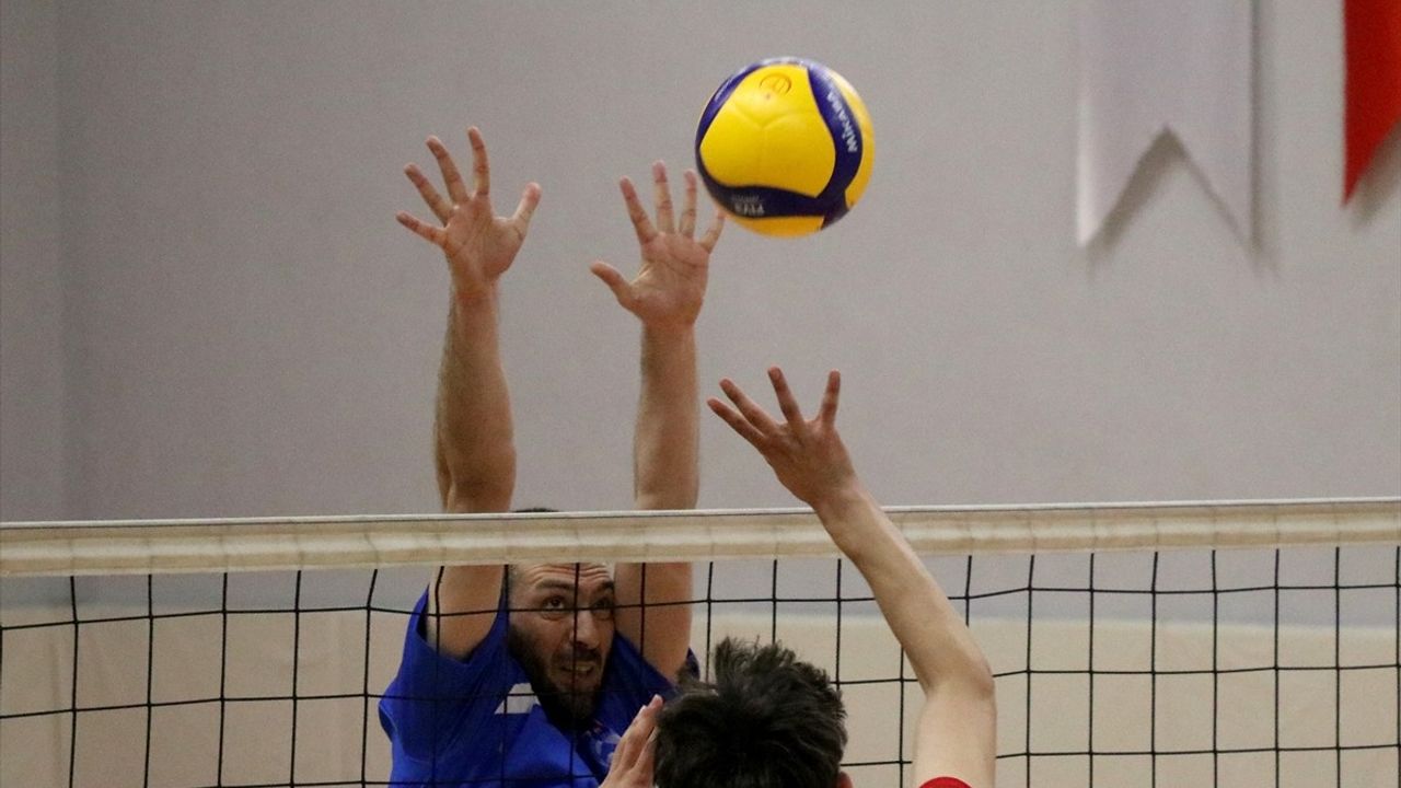 İşitme Engelliler Türkiye Voleybol Şampiyonası Karabük'te Devam Ediyor