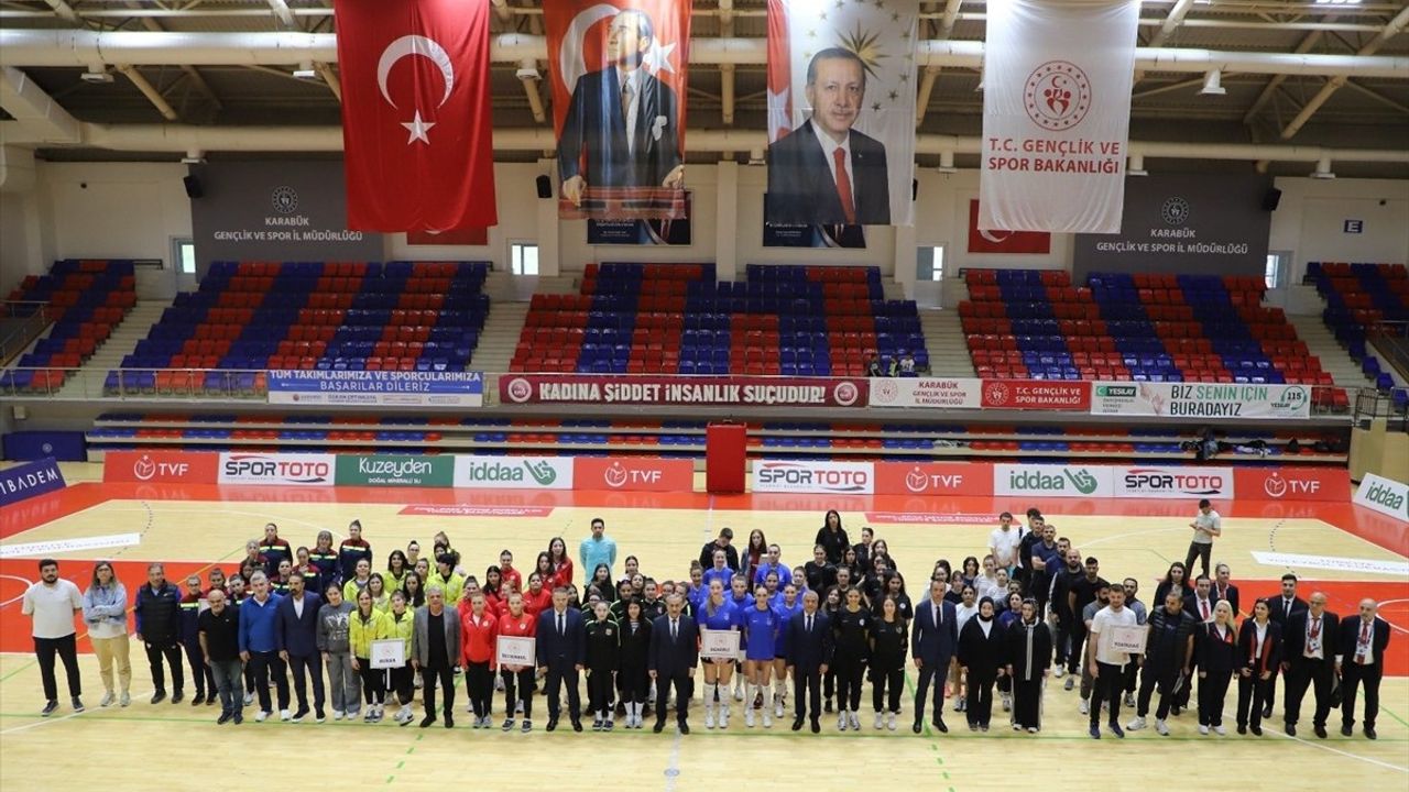 İşitme Engelliler Türkiye Voleybol Şampiyonası Karabük'te Devam Ediyor