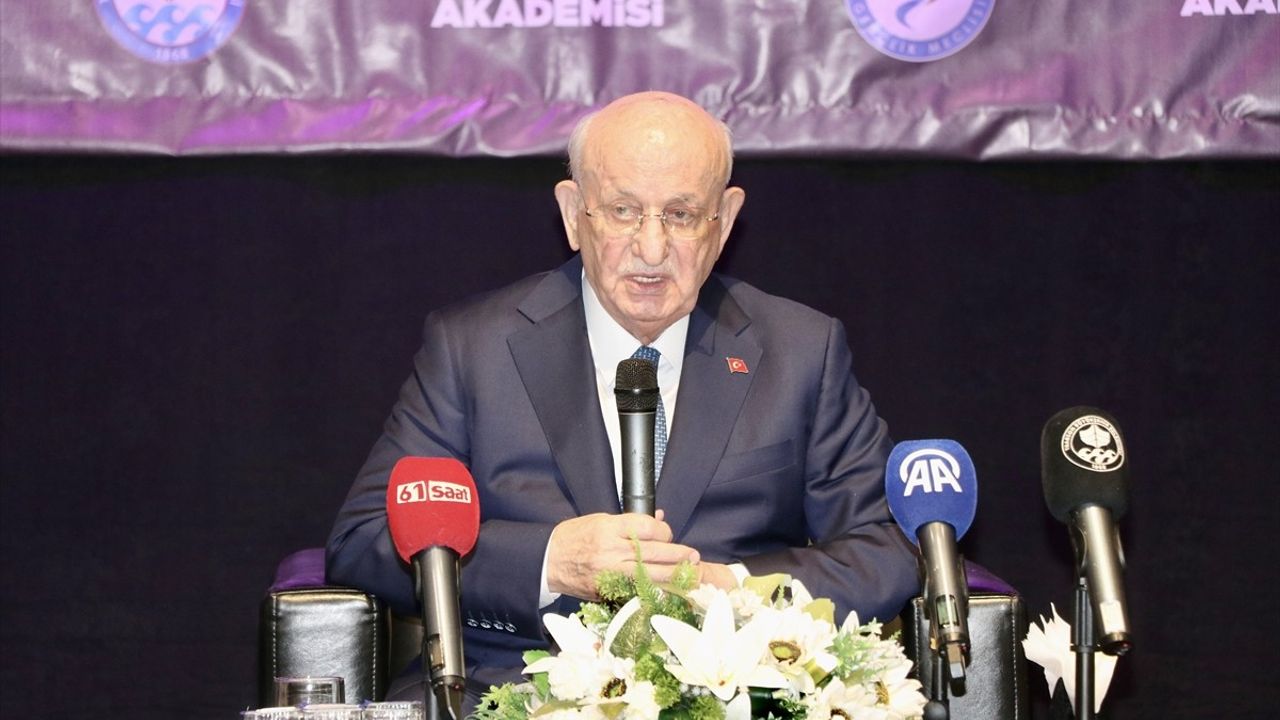 İsmail Kahraman, Trabzon'da Geçmiş Darbeleri ve Gençliğin Rolünü Vurguladı