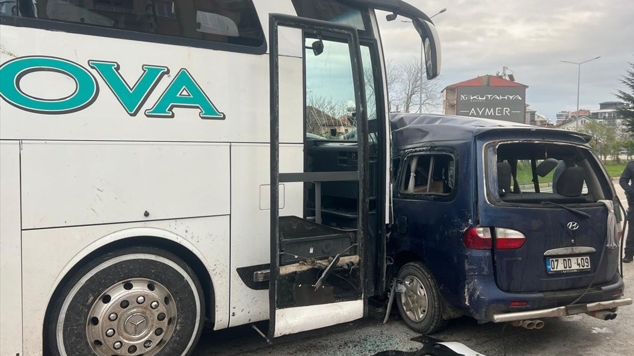 Isparta'da Otobüs ile Hafif Ticari Araç Çarpıştı: 1 Ölü, 2 Yaralı
