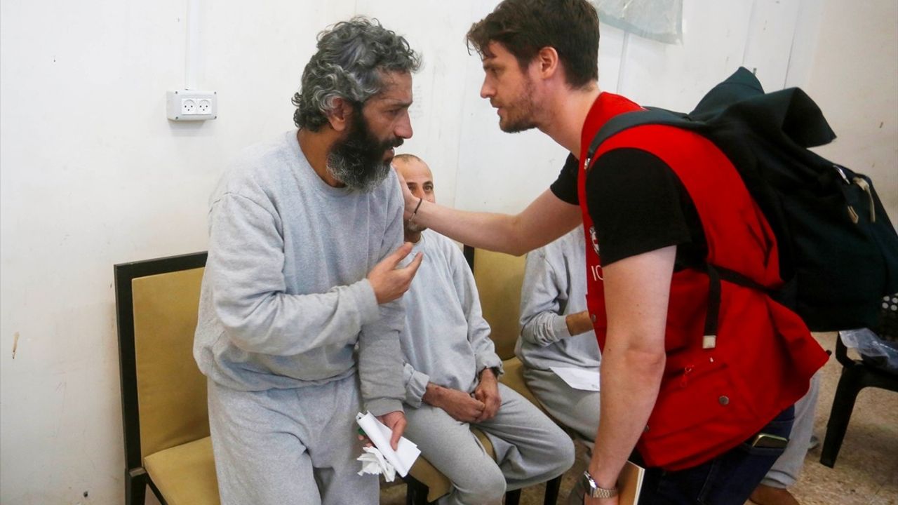 İsrail, Gazze'de Alıkoyduğu 10 Filistinliyi Serbest Bıraktı