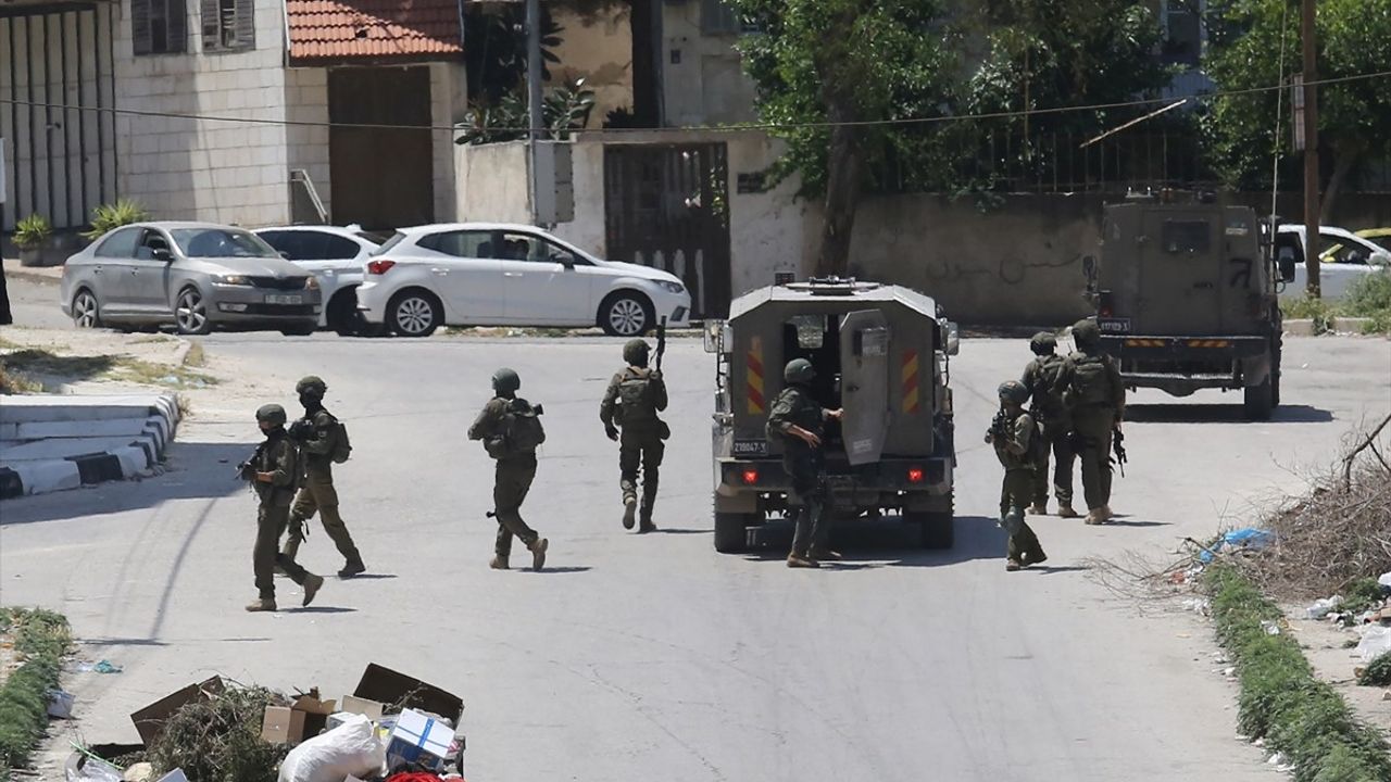 İsrail Ordusu Batı Şeria'da 13 Filistinliyi Gözaltına Aldı