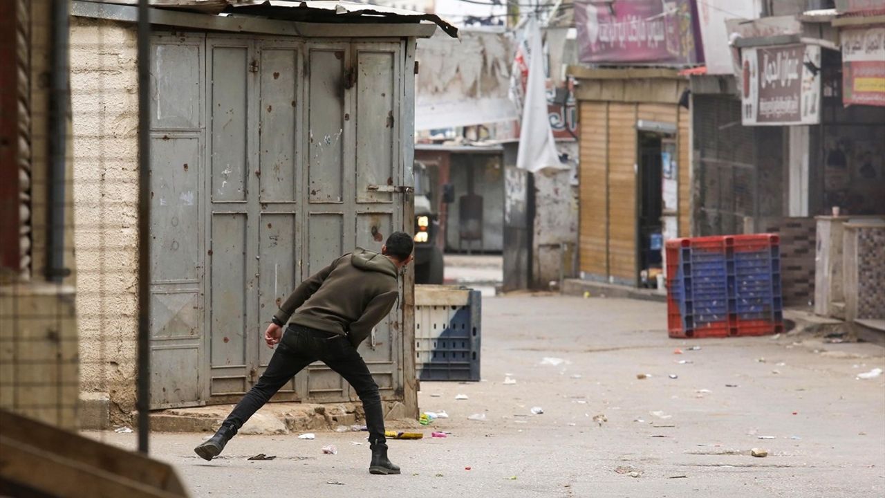 İsrail Ordusu, Batı Şeria'daki Balata Mülteci Kampı'na Baskın Düzenledi