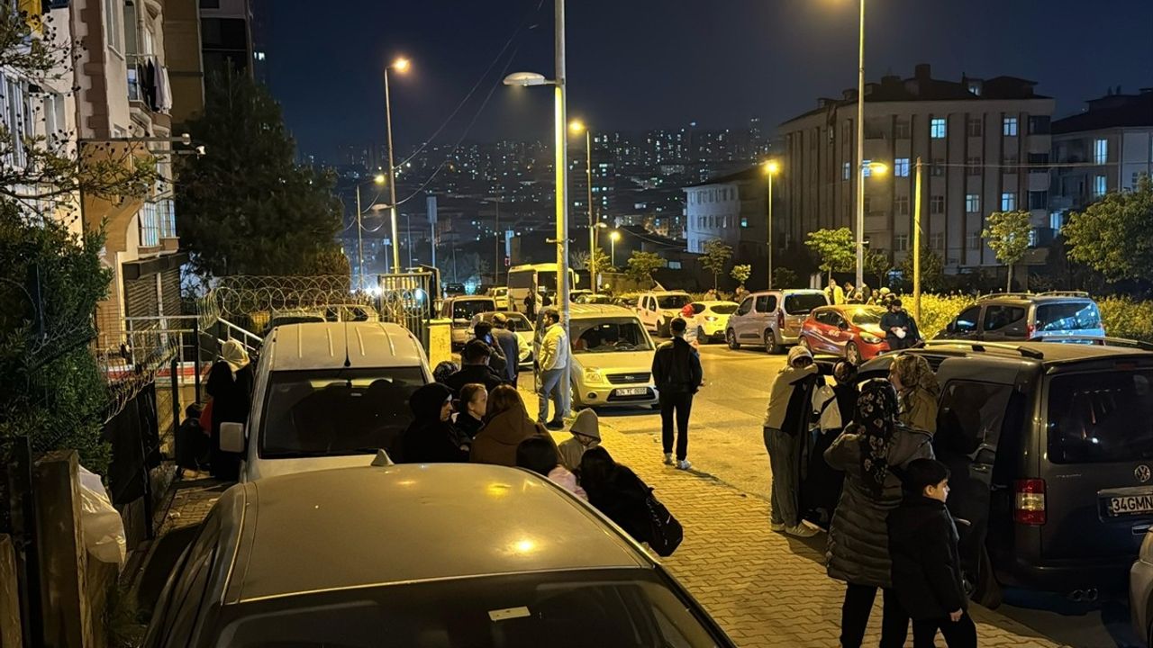 İstanbul'da 4,3 Büyüklüğünde Artçı Deprem Sonrası Vatandaşlar Sokağa Döküldü