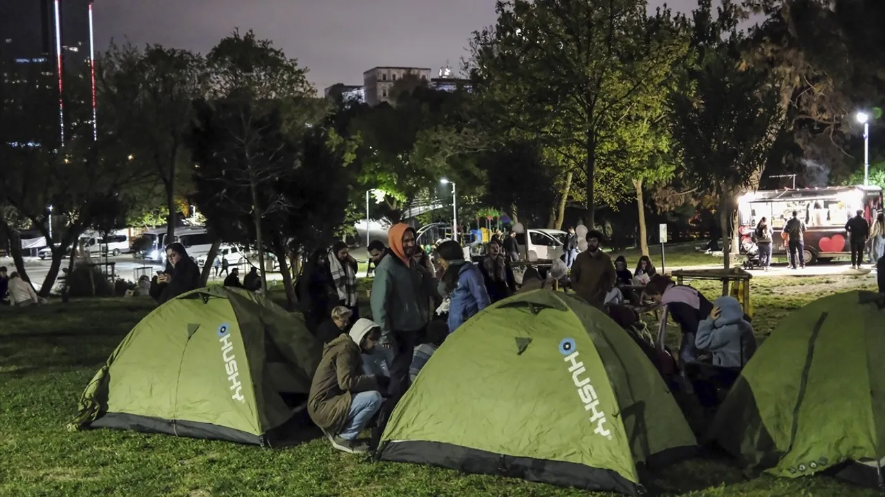İstanbul'da 6,2 Büyüklüğündeki Depremin Ardından Açık Alanlarda Bekleyiş Devam Ediyor