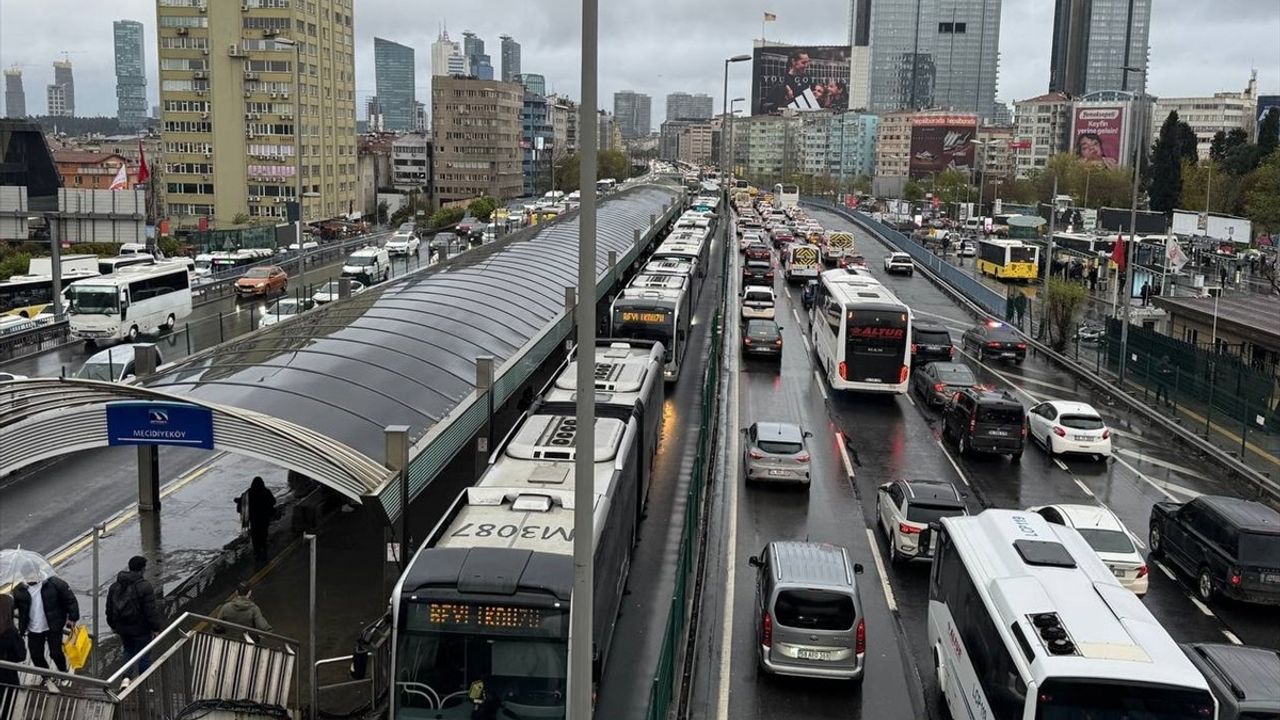İstanbul'da Akşam Saatlerinde Trafik Yoğunluğu Artış Gösteriyor
