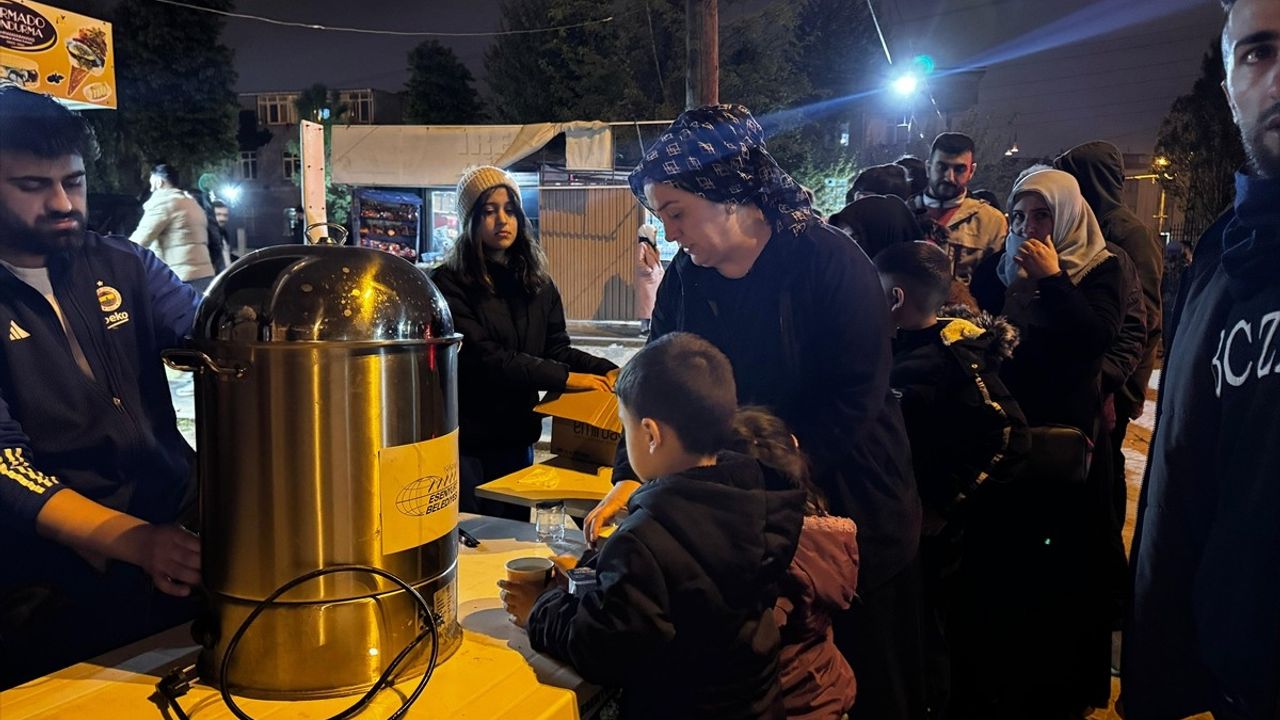 İstanbul'da Deprem Endişesiyle Açık Alanlarda Gece Geçiren Vatandaşlar