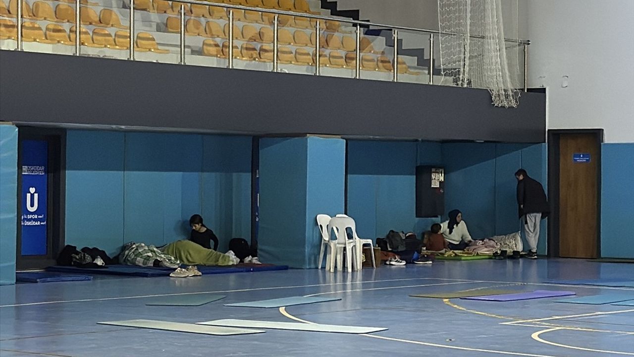 İstanbul'da Deprem Endişesiyle Dışarıda Geceleyen Vatandaşlar
