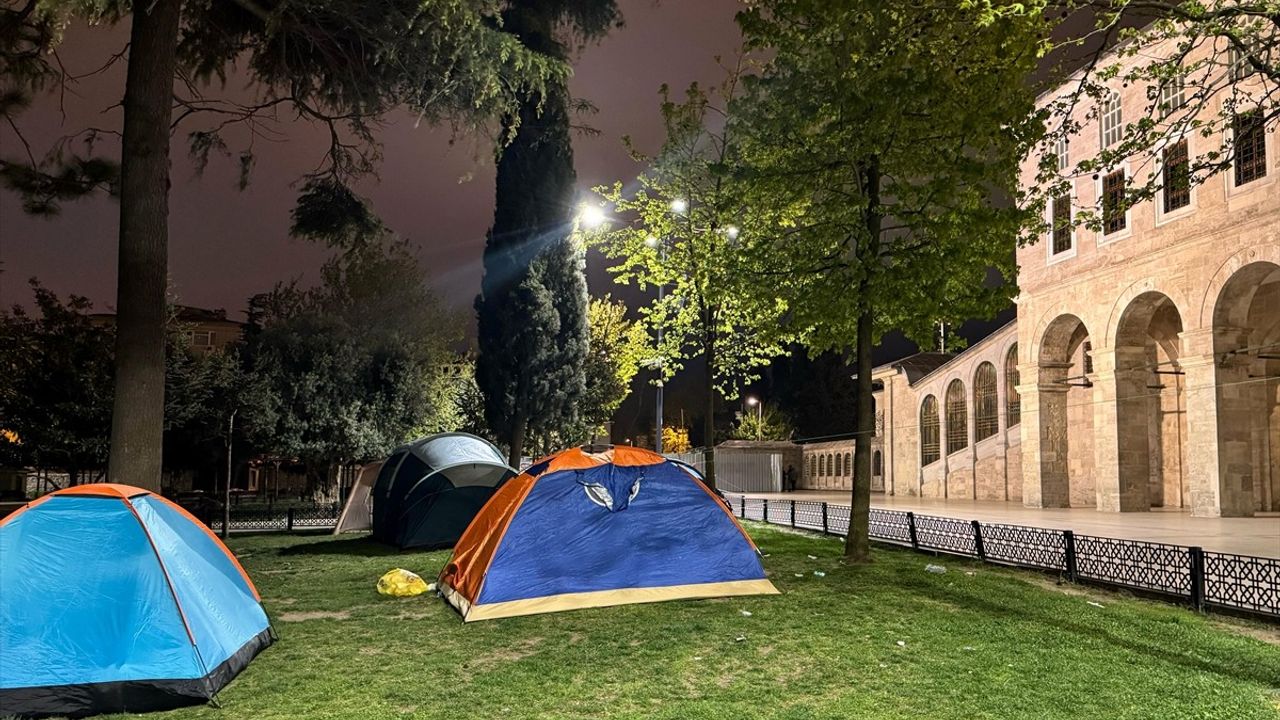 İstanbul'da Deprem Sonrası Vatandaşlar Fatih Camisi'nde Kalıyor