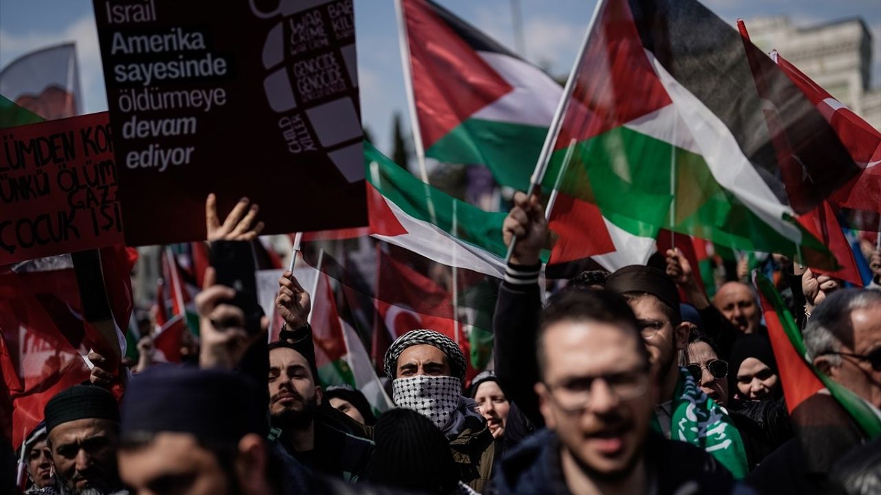 İstanbul'da 'Gazze Ölüyor! Ayağa Kalk!' Yürüyüşü Düzenlendi