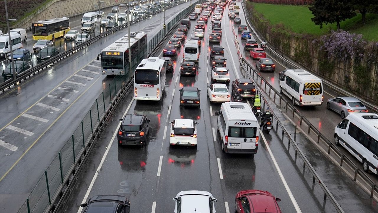 İstanbul'da Haftanın İlk İş Günü Trafik Yoğunluğu Artıyor