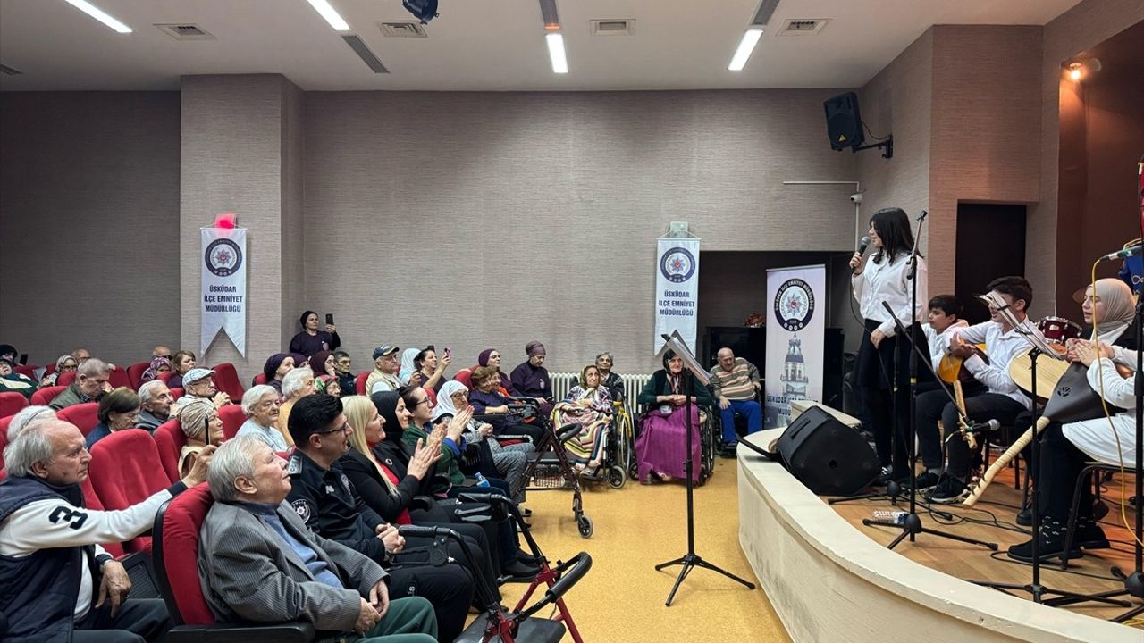 İstanbul'da Ortaokul Öğrencileri ve Polis Bandosundan Huzurevine Konser