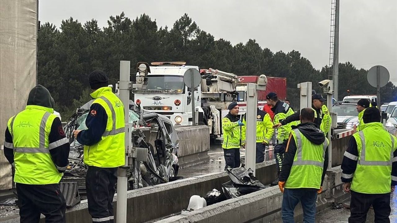 İstanbul'da Otoyolda Tıra Çarpan Hafif Ticari Araçta Sürücü Ağır Yaralandı