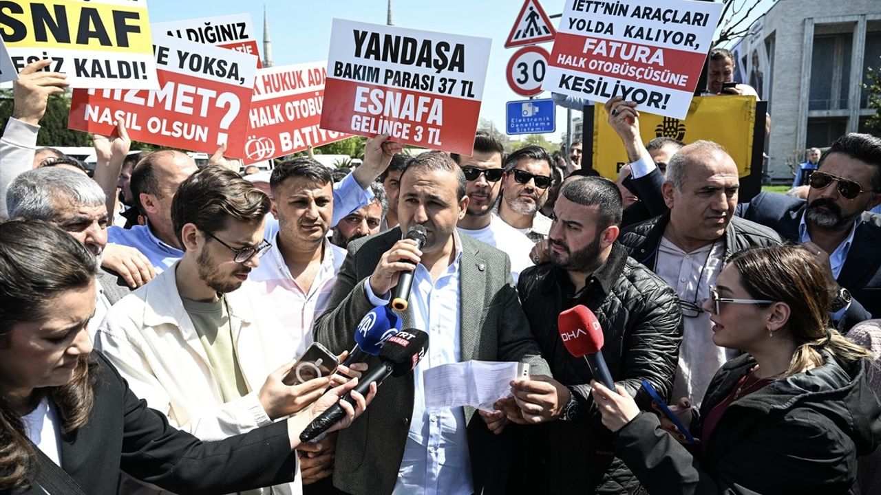 İstanbul'da Özel Halk Otobüsü Sahiplerinden İBB Önünde Eylem