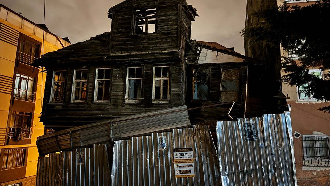 İstanbul'da Sağanak ve Fırtına Etkili Oluyor