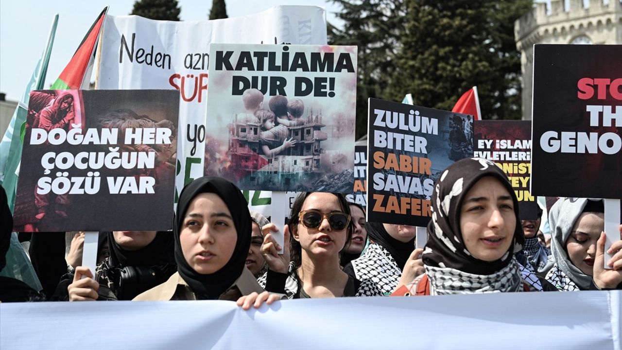 İstanbul'da Üniversite Öğrencileri Gazze'ye Destek Eylemi Düzenledi