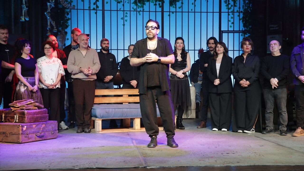 İstanbul'da 'Yoldan Çıkan Oyun' ve 'Geçmişin Gölgesi' Tiyatroseverlerle Buluştu