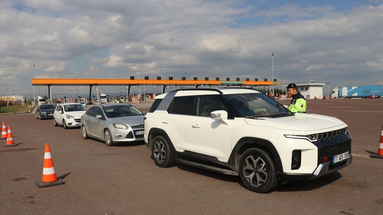 İstanbul-İzmir Otoyolu ve Osmangazi Köprüsü'nde Dönüş Hareketliliği Başladı