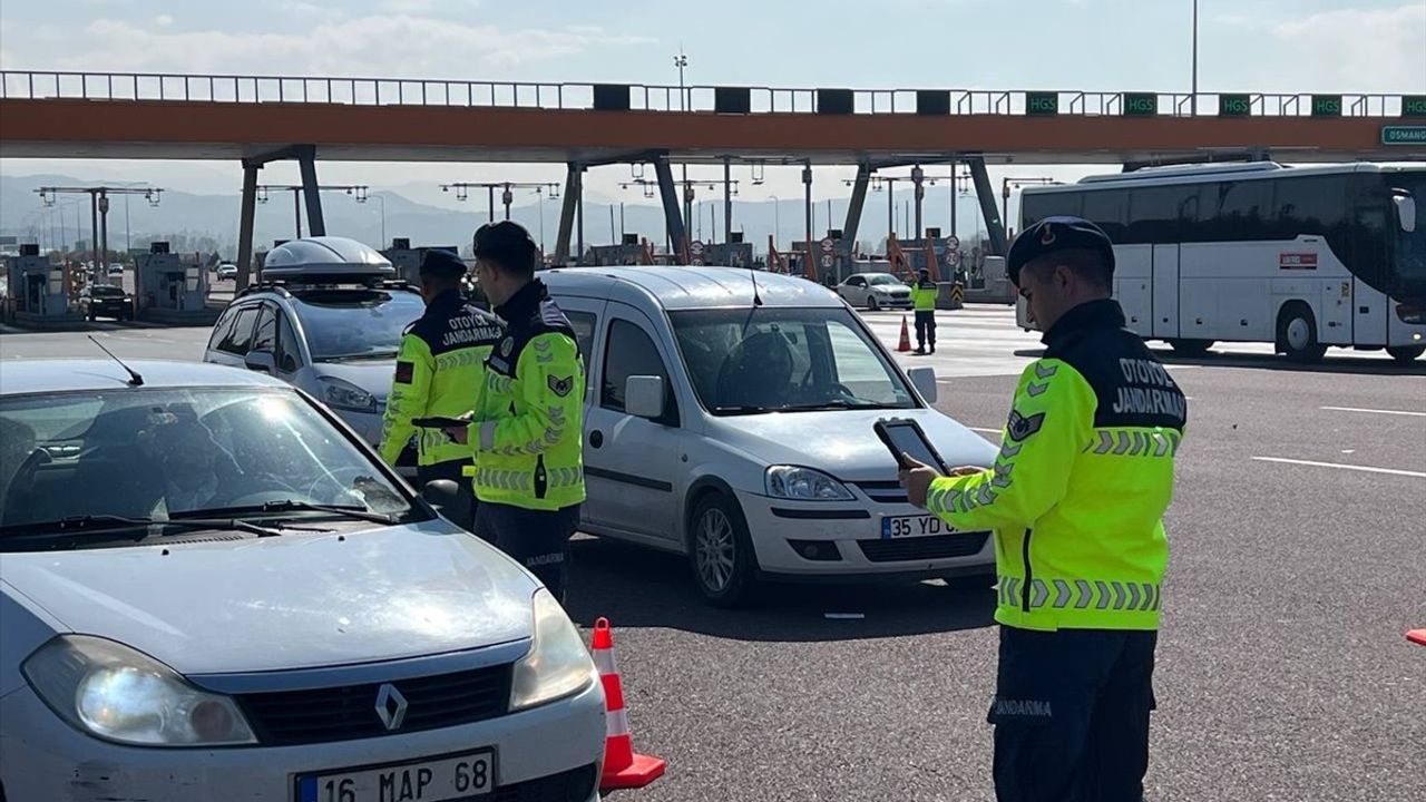 İstanbul-İzmir Otoyolu ve Osmangazi Köprüsü'nde Dönüş Yoğunluğu Sürüyor