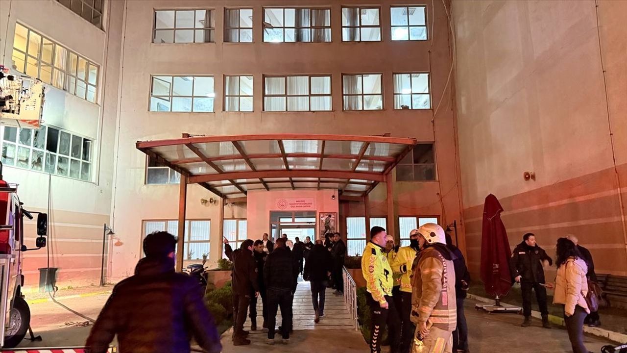 İstanbul Maltepe'deki Huzurevinde Yangın Kontrol Altına Alındı