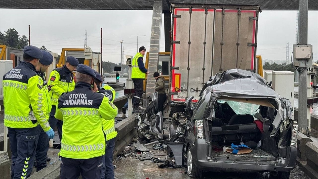 İstanbul Otoyolunda Trafik Kazası: Hafif Ticari Araç, Tıra Çarptı ve Sürücü Hayatını Kaybetti