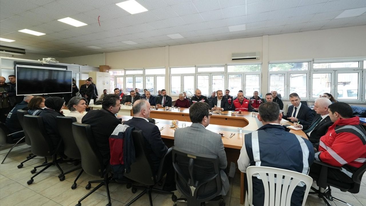 İstanbul Valisi Davut Gül, Deprem Sonrası Koordinasyon Toplantıları Gerçekleştirdi