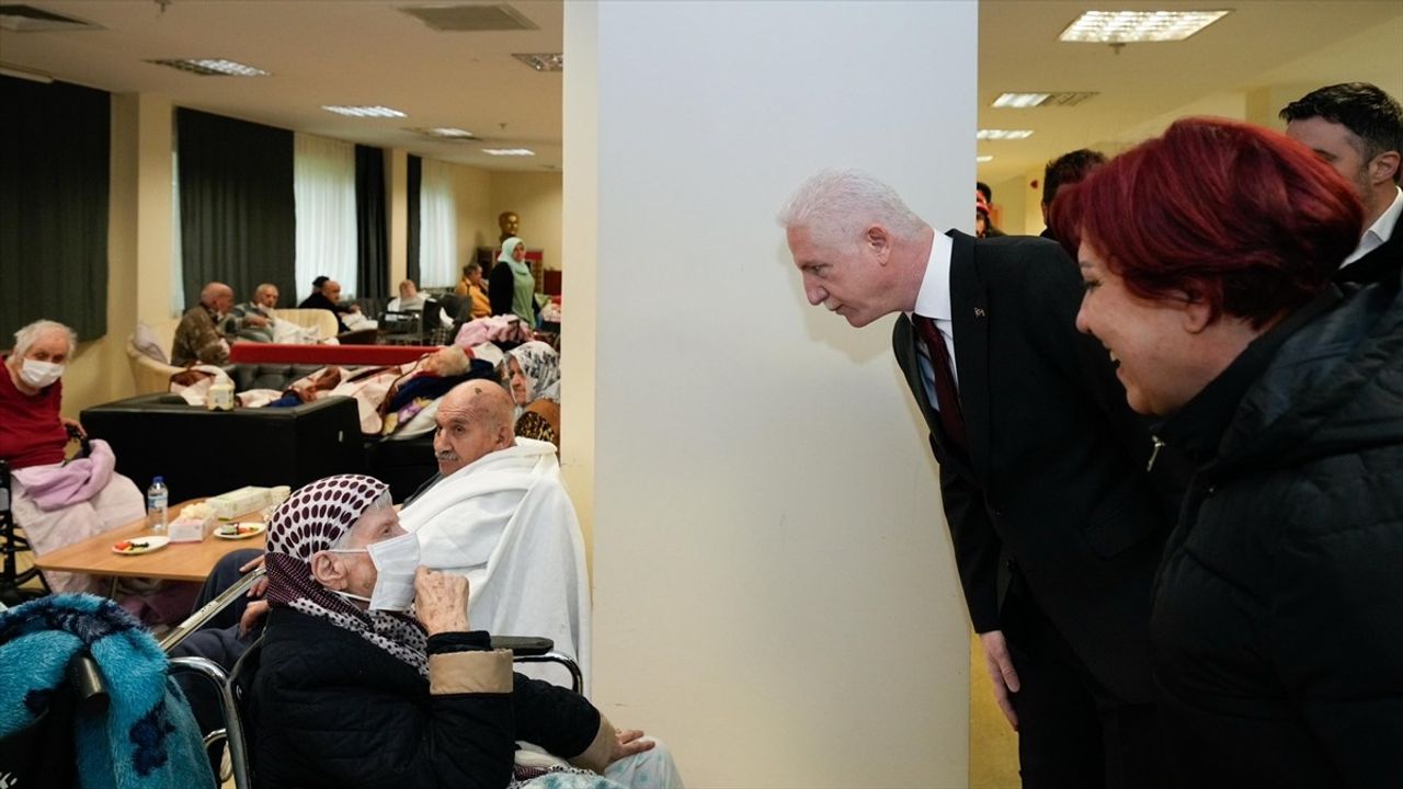 İstanbul Valisi Davut Gül, Maltepe Huzurevi Yangınını Ziyaret Etti