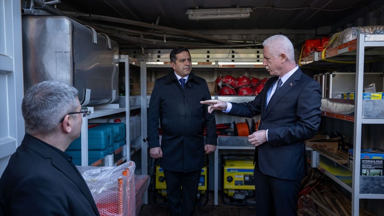 İstanbul Valisi Gül, Afet Farkındalık Eğitimi İçin Okulları Ziyaret Etti