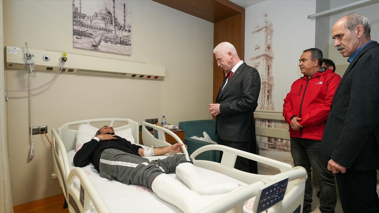 İstanbul Valisi Gül, Depremde Yaralanan Vatandaşları Ziyaret Etti