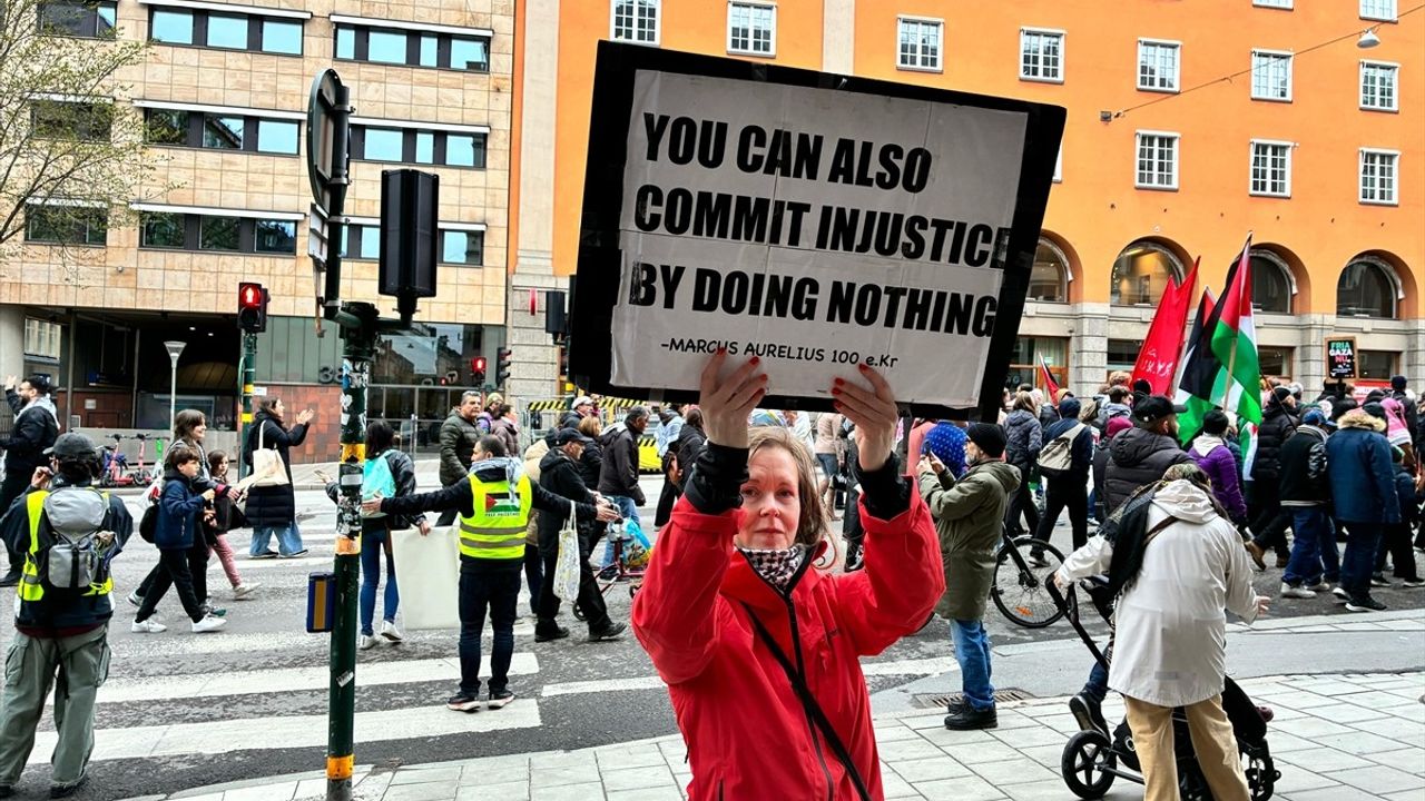 İsveç'te Yüzlerce Kişi Filistin'e Destek Gösterisi Düzenledi