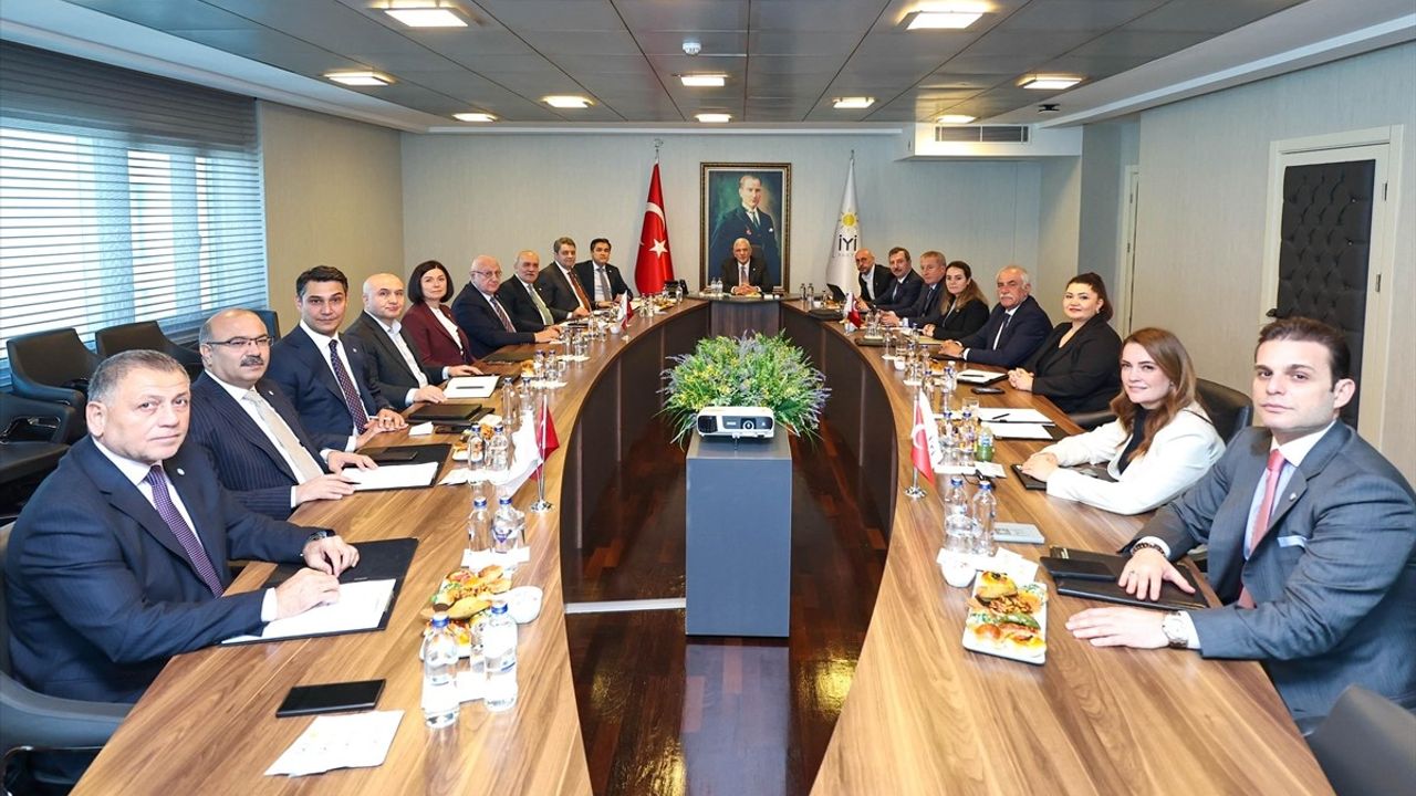 İYİ Parti Genel Başkanı Müsavat Dervişoğlu, Başkanlık Divanı ile Toplandı