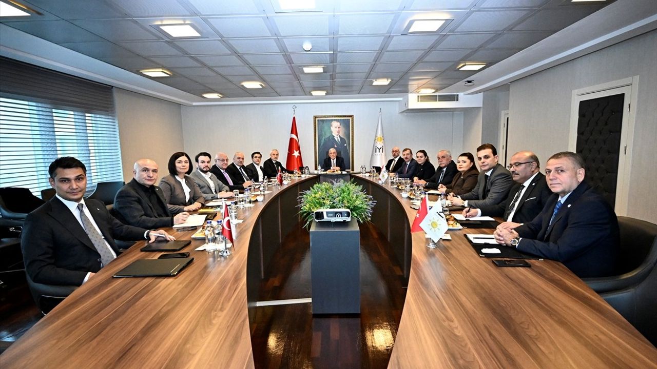 İYİ Parti Genel Başkanı Müsavat Dervişoğlu, Başkanlık Divanı'yla Toplantı Yaptı