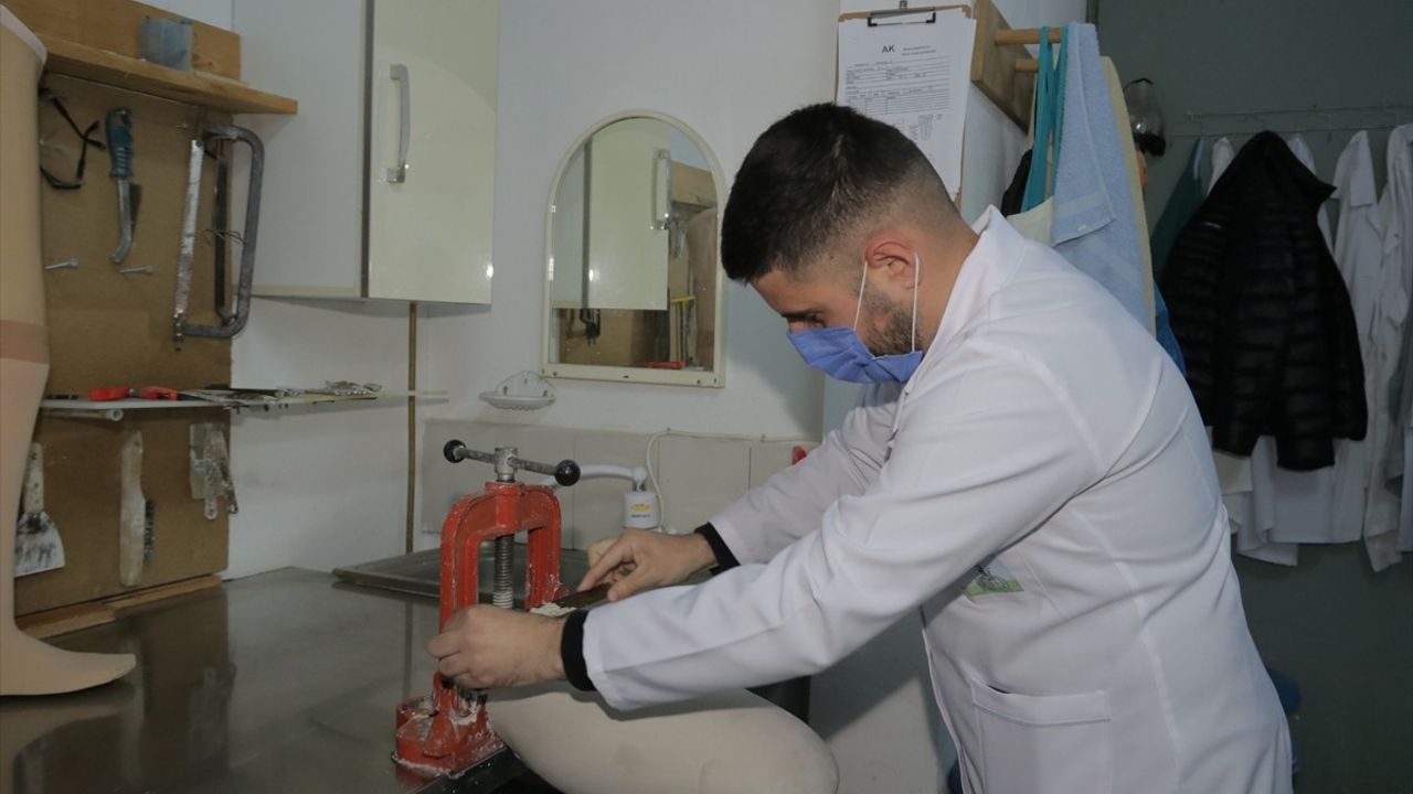 İzet Onuzi: Engellilere Umut Olmayı Amaçlayan Protez Ustası