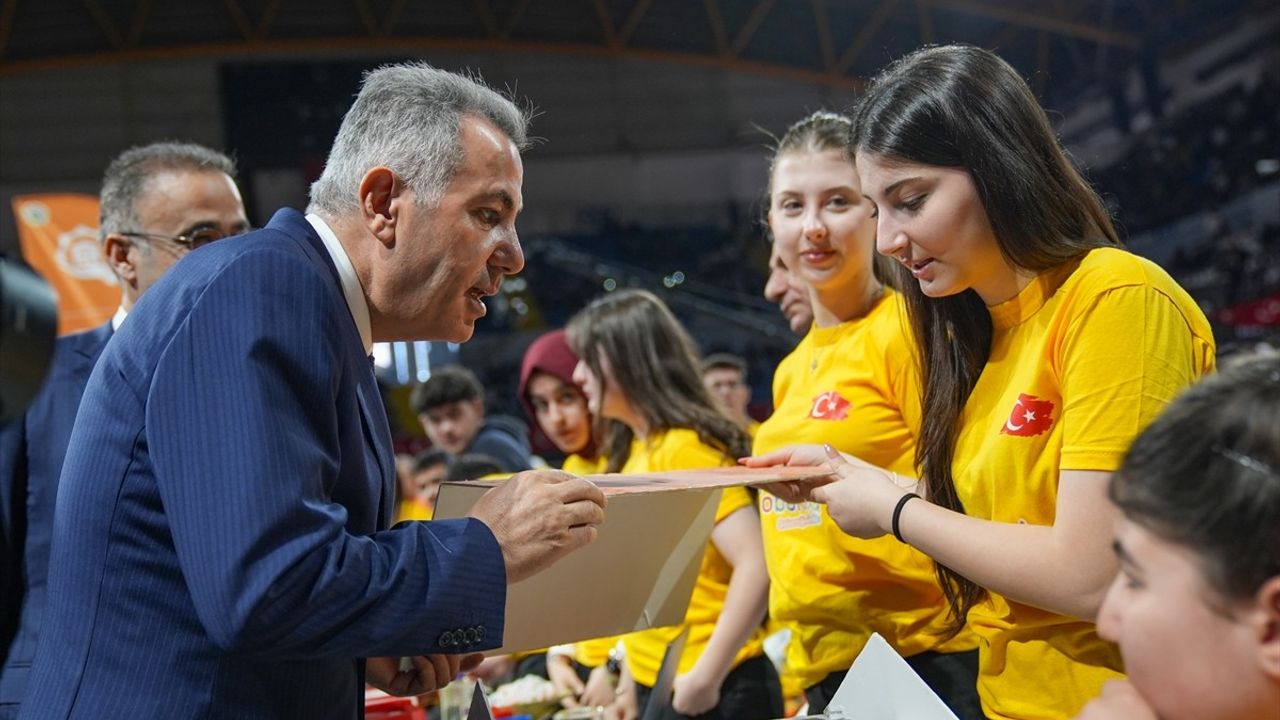 İzmir Bilişim ve Kodlama Şenliği'nde Öğrencilerin Robotik Projeleri Sergilendi