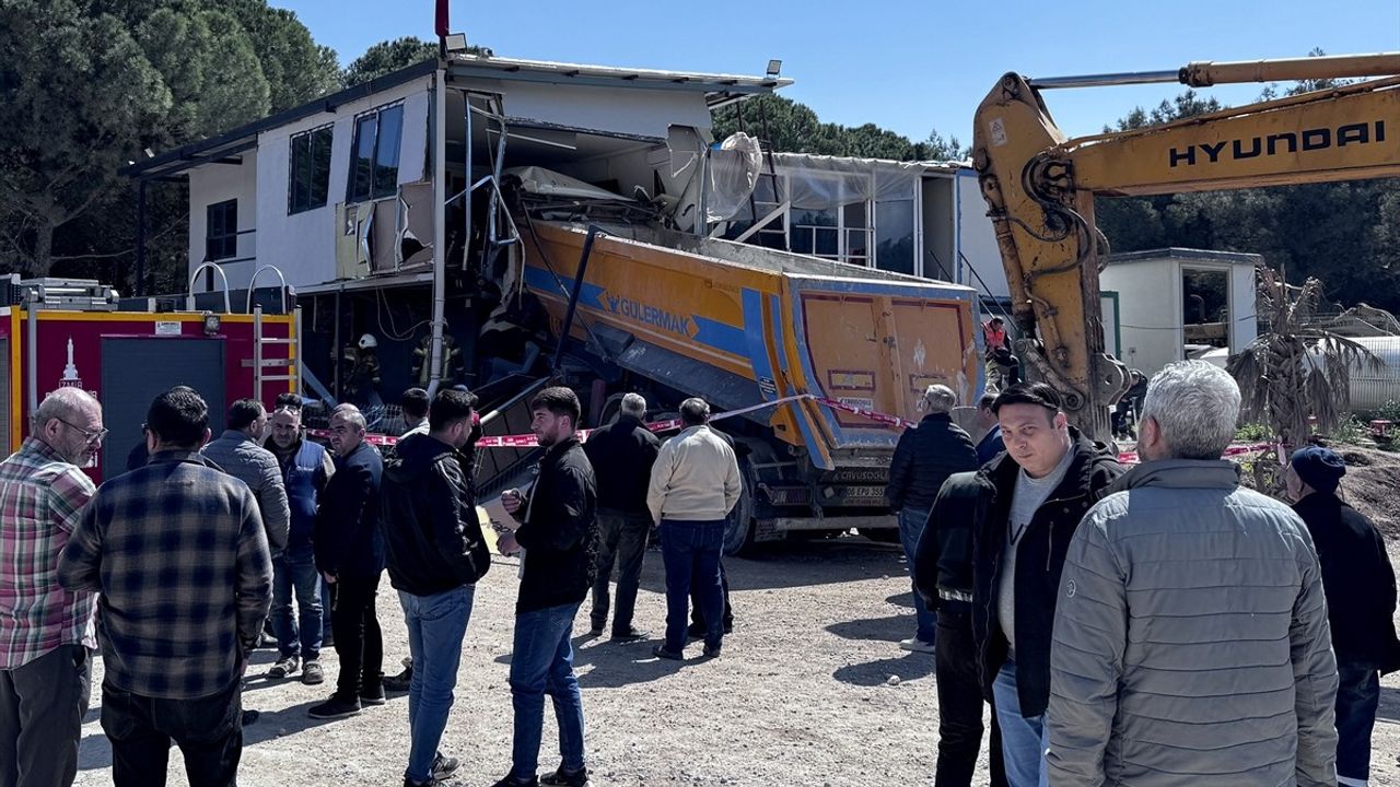 İzmir Buca'da Prefabrik Binaya Çarpan Kamyonun Sürücüsü Hayatını Kaybetti
