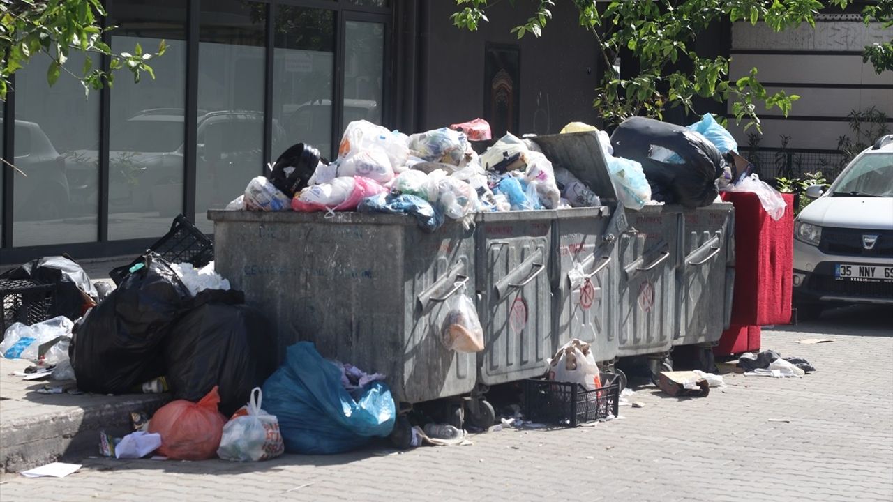 İzmir Çiğli'de Grev Nedeniyle Çöp Sorunu Yaşanıyor