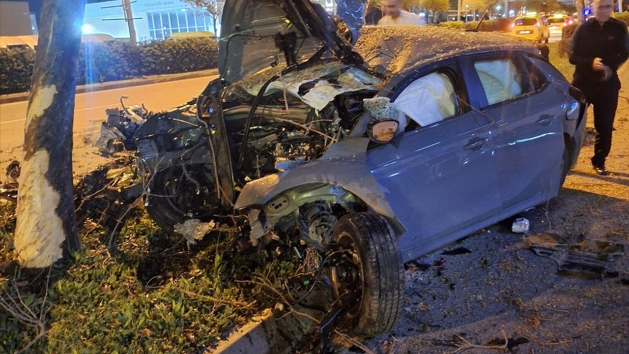 İzmir'de Ağaca Çarpan Otomobilin Sürücüsü Hayatını Kaybetti