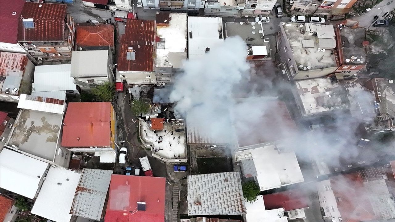 İzmir'de Ev Yangınında Çok Sayıda Kuş Hayatını Kaybetti