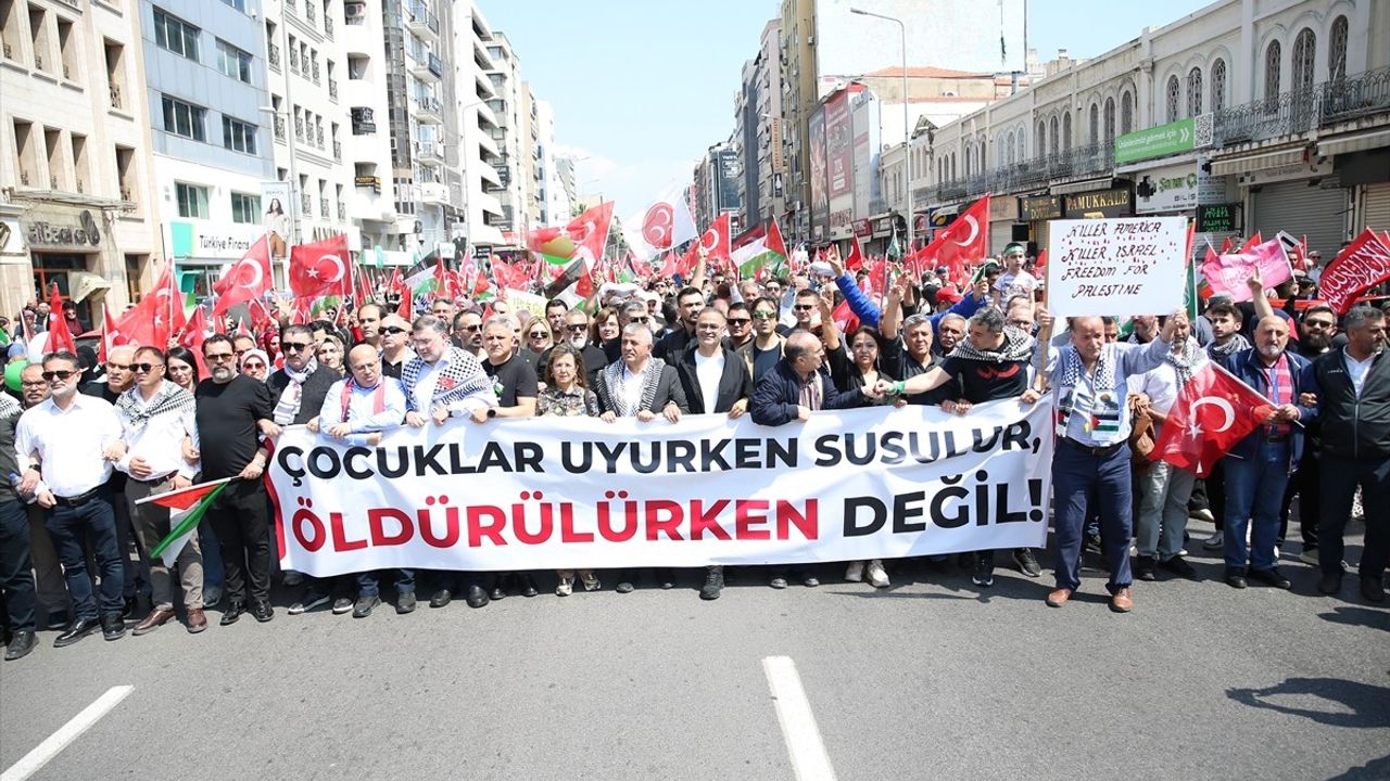 İzmir'de Filistin'e Destek Yürüyüşü Düzenlendi