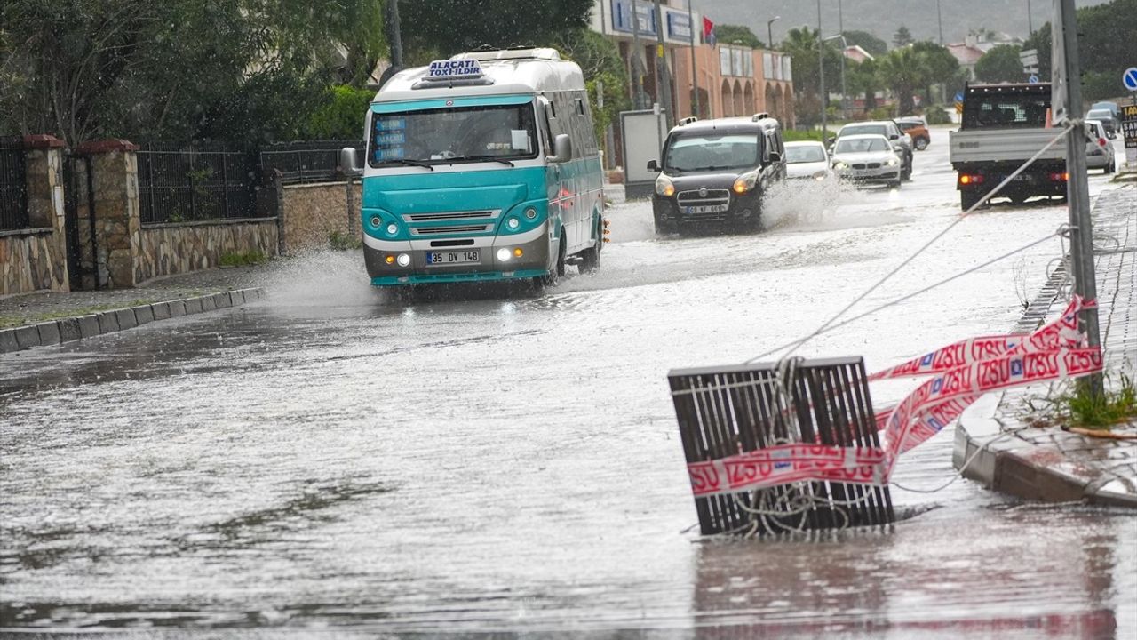 İzmir'de Gök Gürültülü Sağanak Yağış Etkili Oldu