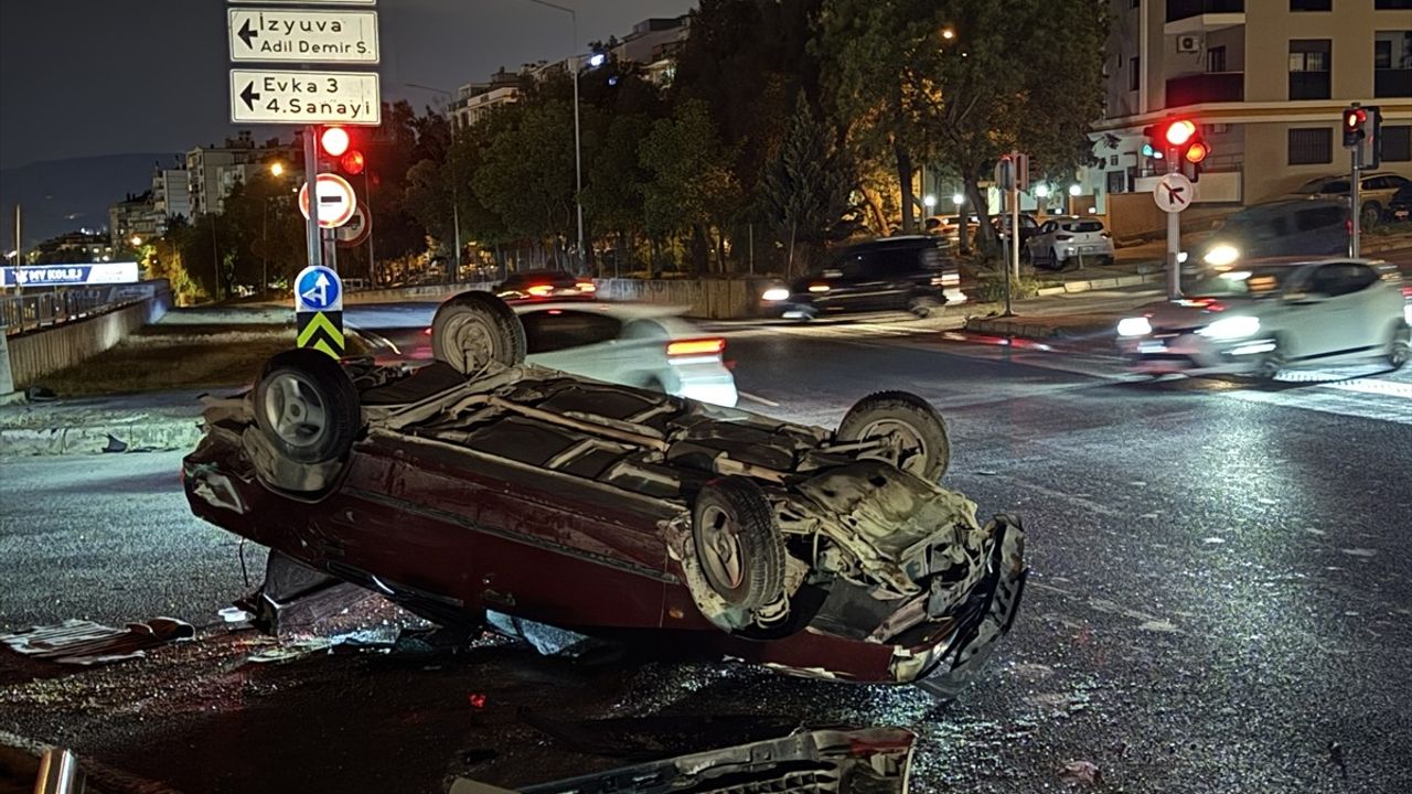 İzmir'de İki Otomobil Çarpıştı: 4 Yaralı