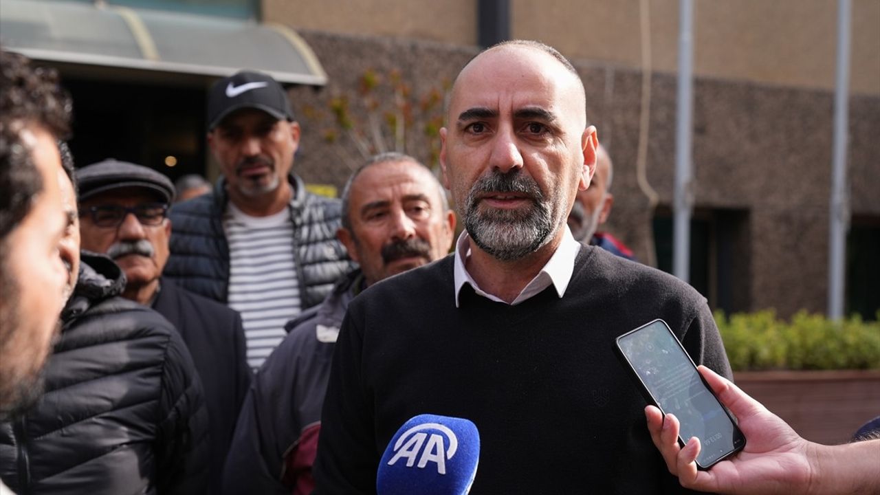 İzmir'de Kıdem Tazminatını Alamayan Emekliler Basın Açıklaması Yaptı