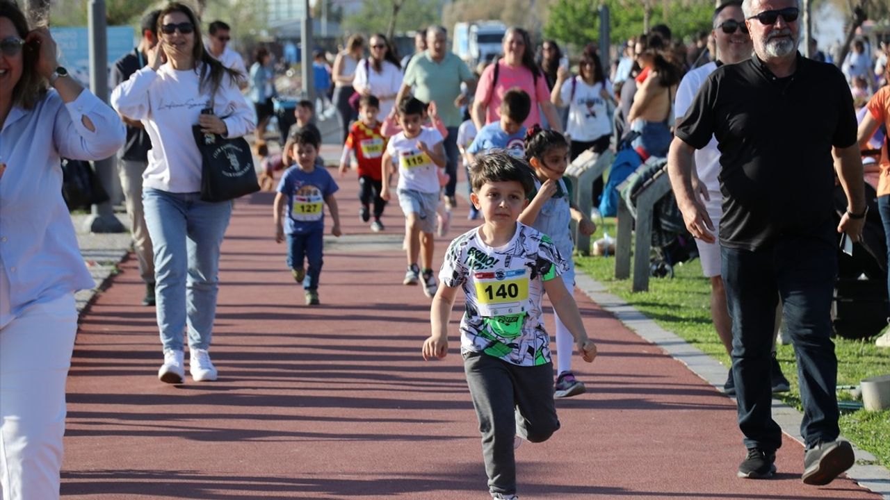 İzmir'de Liseli Sporcu Nisa Yıldızer Anısına Koşu Etkinliği Düzenlendi