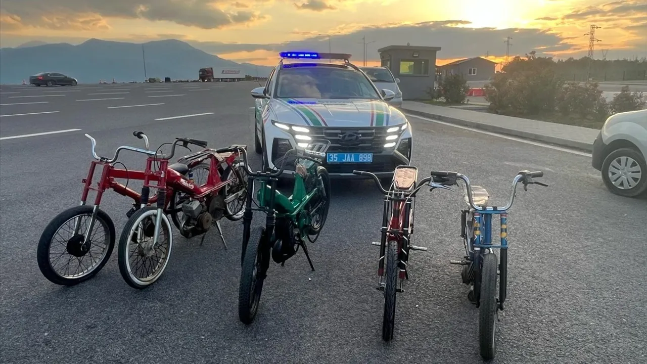 İzmir'de Otoyolda Yarışan Motosiklet Sürücülerine Cezai İşlem