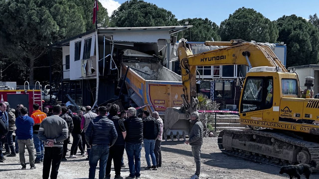 İzmir'de Prefabrik Binaya Çarpan Kamyon Sürücüsü Hayatını Kaybetti